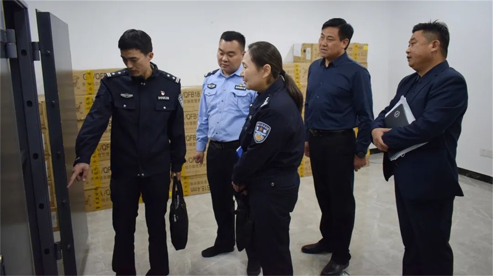 宿州市公安局治安支队副支队长朱卫红一行莅临公司检查指导(图2) 宿州市公安局治安支队副支队长朱卫红一行莅临公司检查指导(图2)